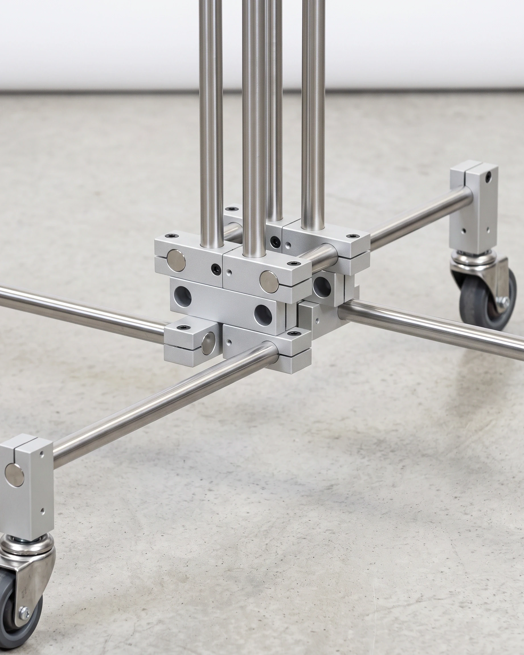 Barista, pedestal table Ø80, blue, white flecks: joint close-up