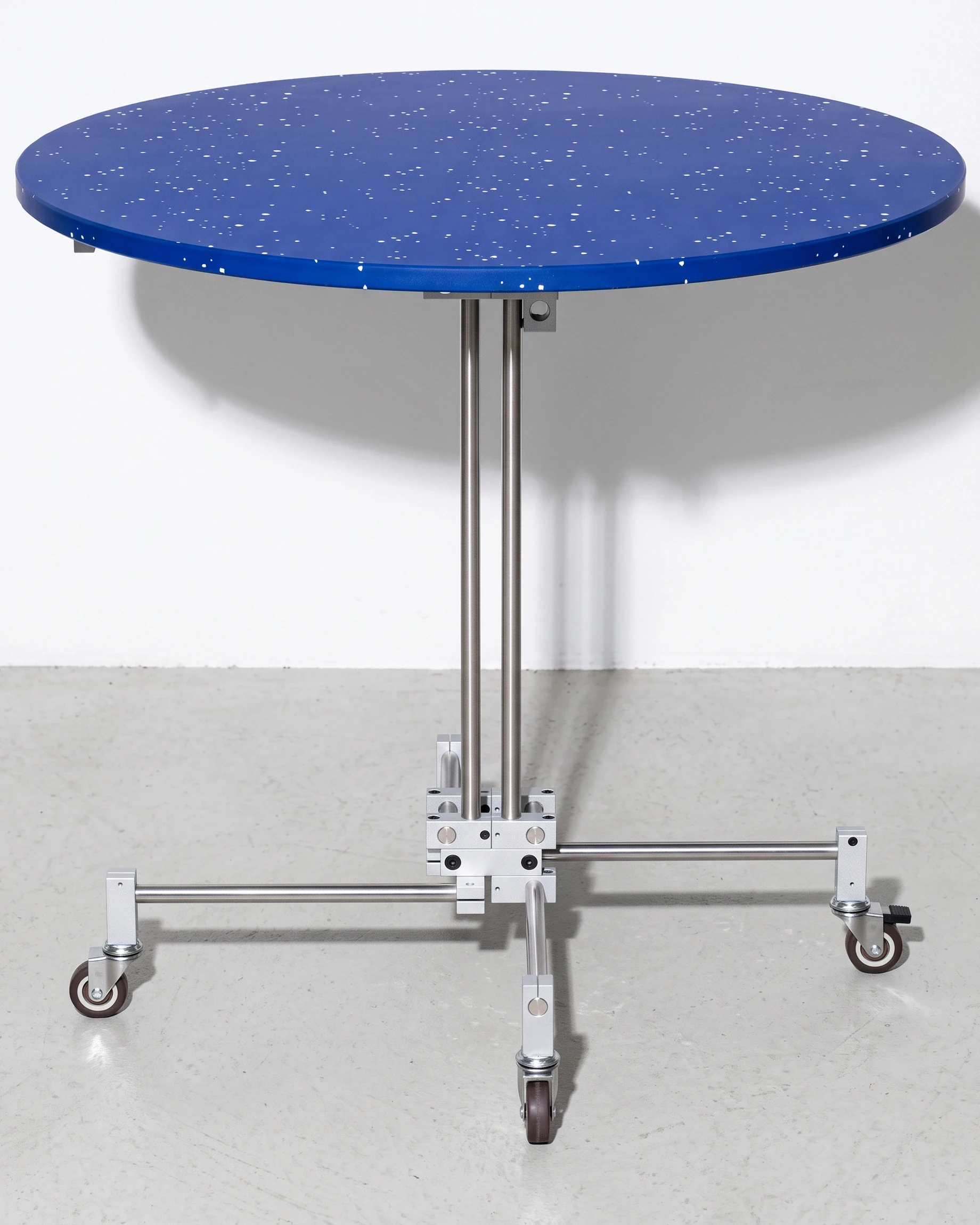 Barista, pedestal table Ø80, blue, white flecks: front view