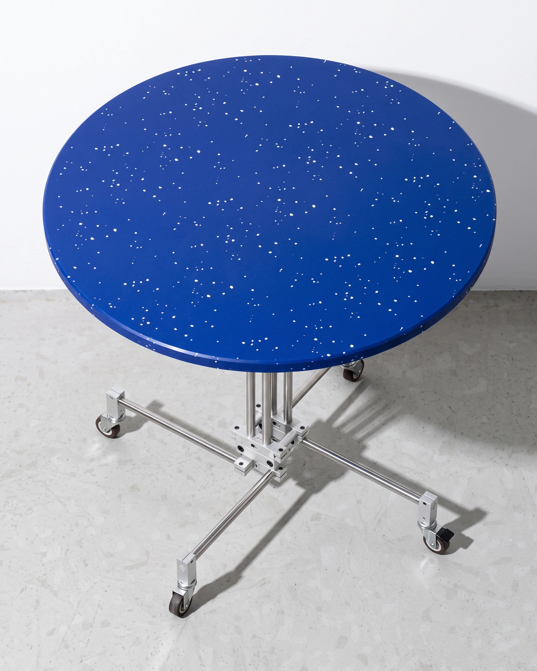 Barista, pedestal table Ø80, blue, white flecks: top view