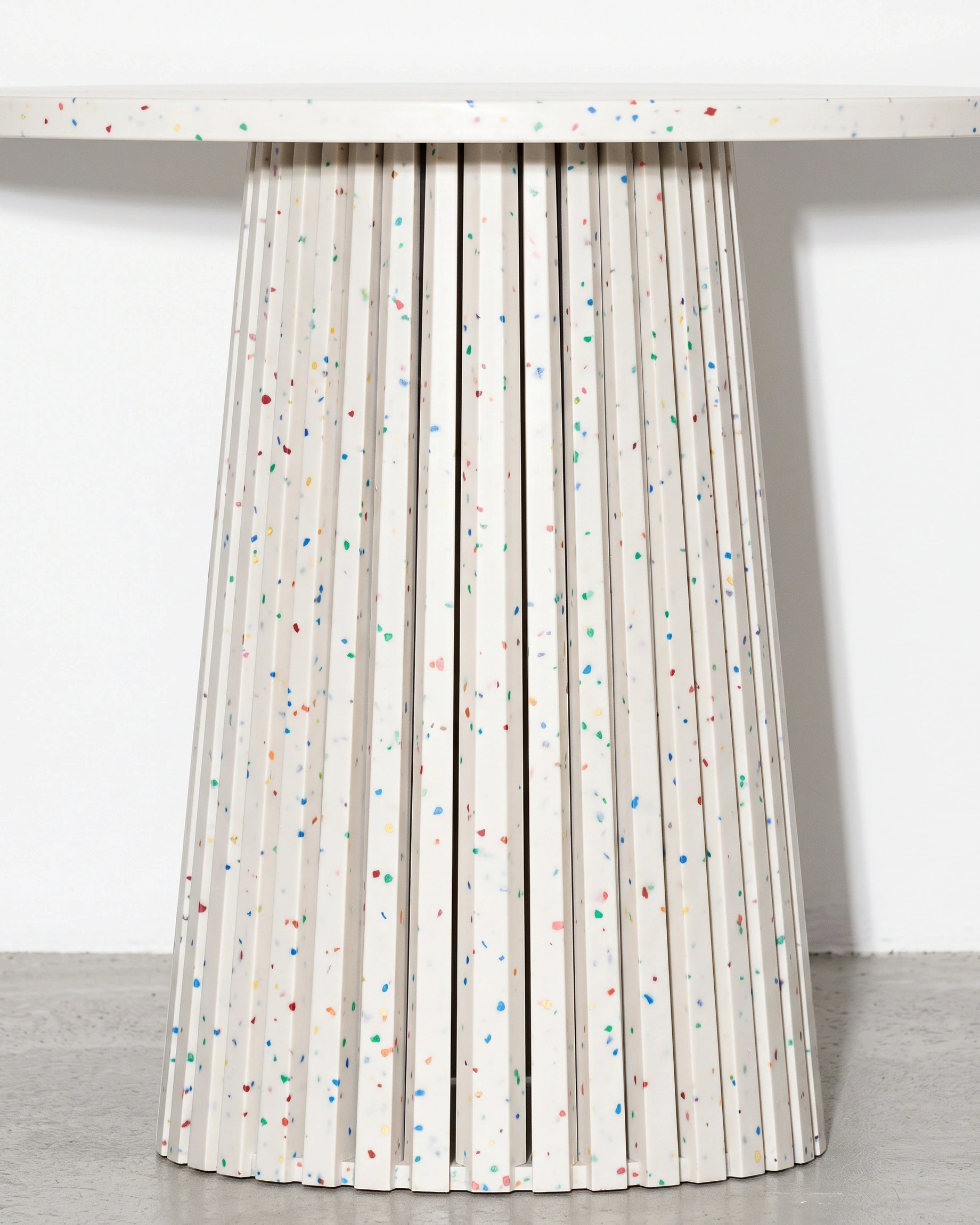 Sculptor, cone-leg table Ø60 × 55, white, colour flecks: joint close-up
