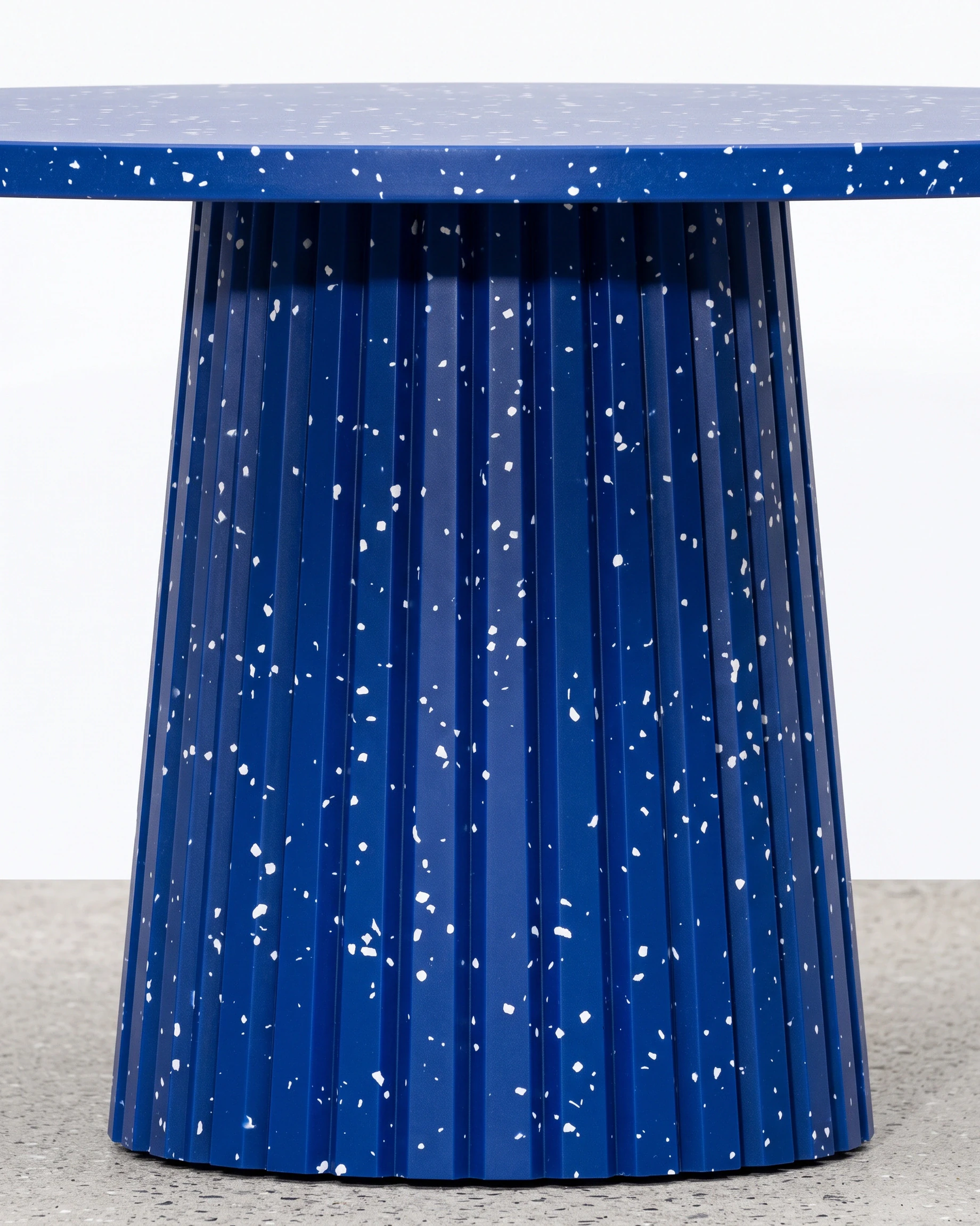 Tailor, cone-leg table Ø80 × 40, blue, white flecks: joint close-up
