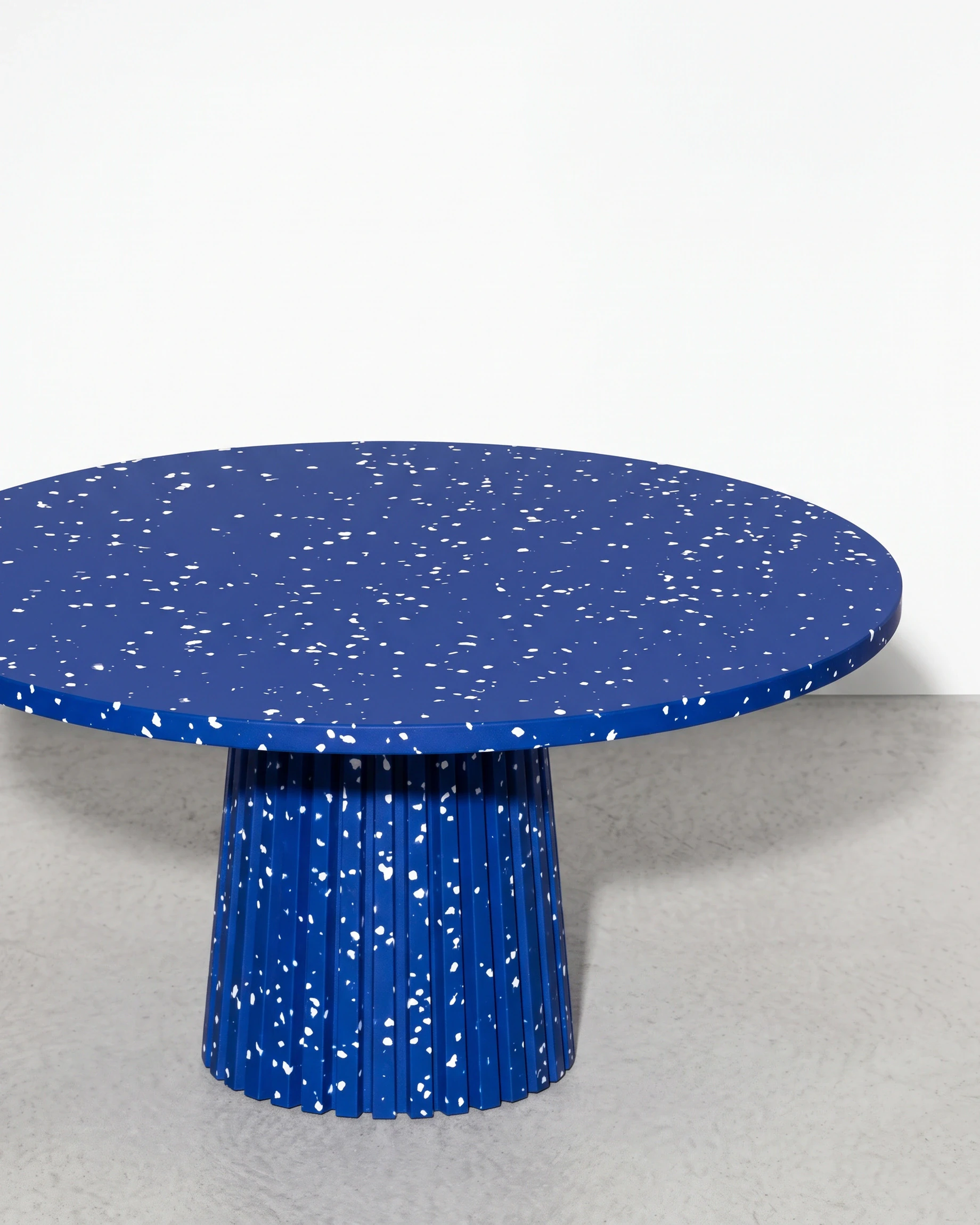 Tailor, cone-leg table Ø80 × 40, blue, white flecks: front right view