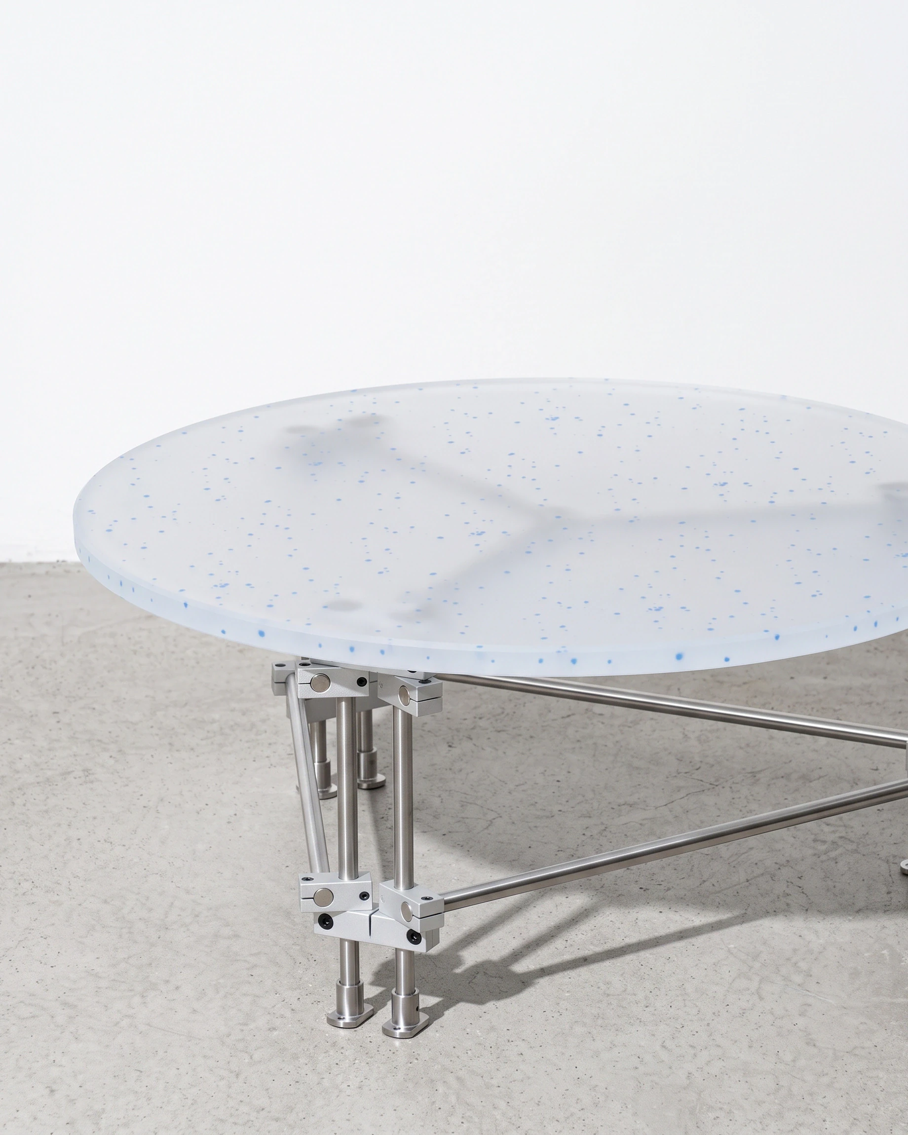 Yogi, low round table Ø80, clear, light-blue flecks: front left view