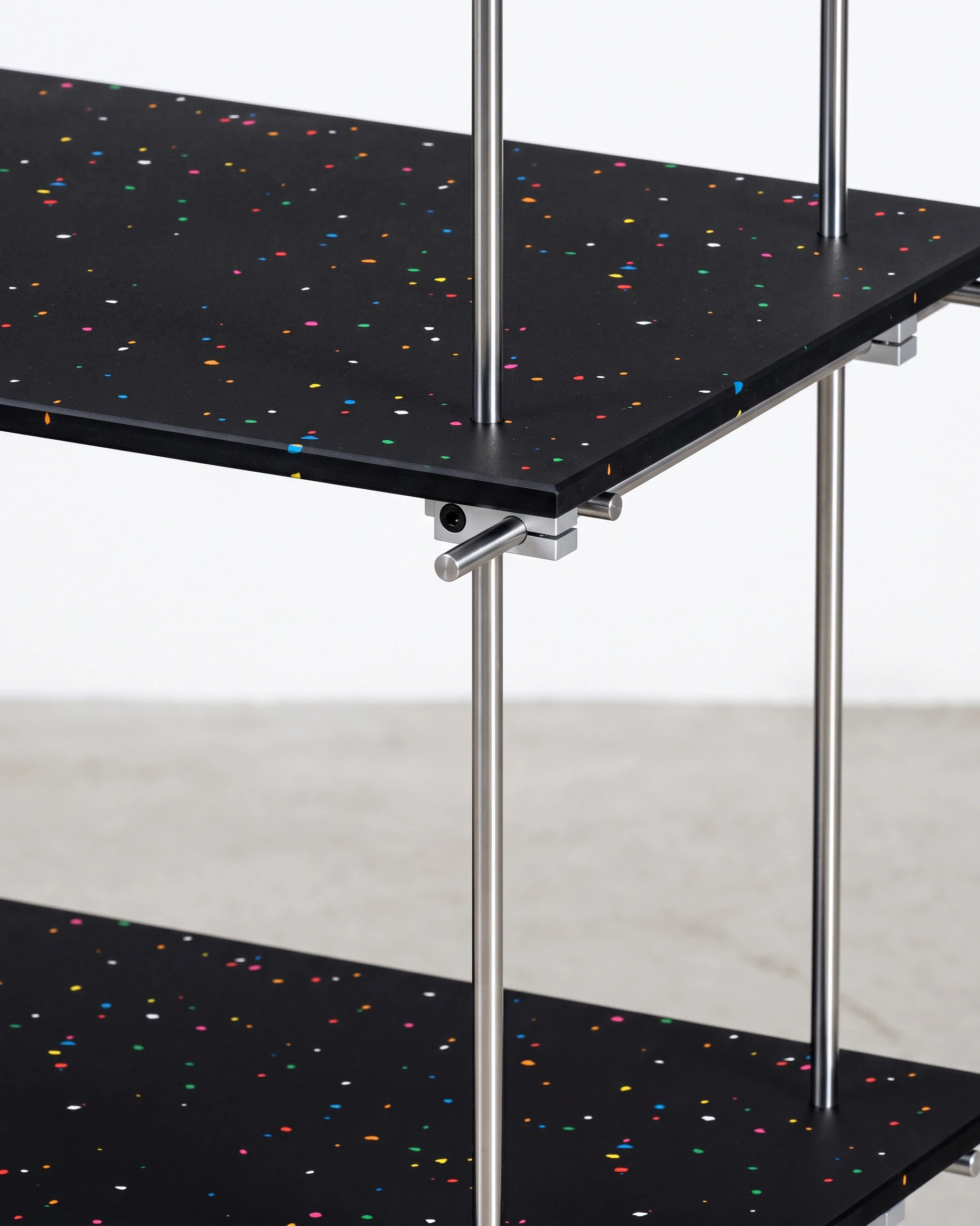 Gallerist, display unit 1500, black, colour flecks: joint close-up