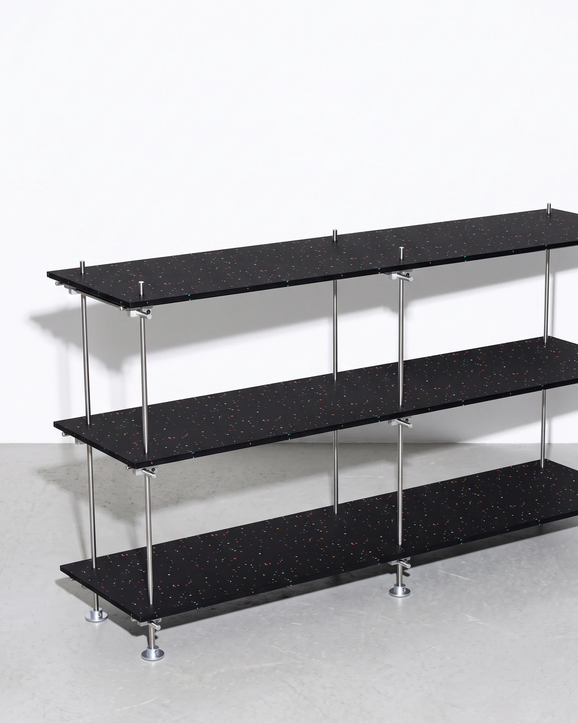 Gallerist, display unit 1500, black, colour flecks: front left view